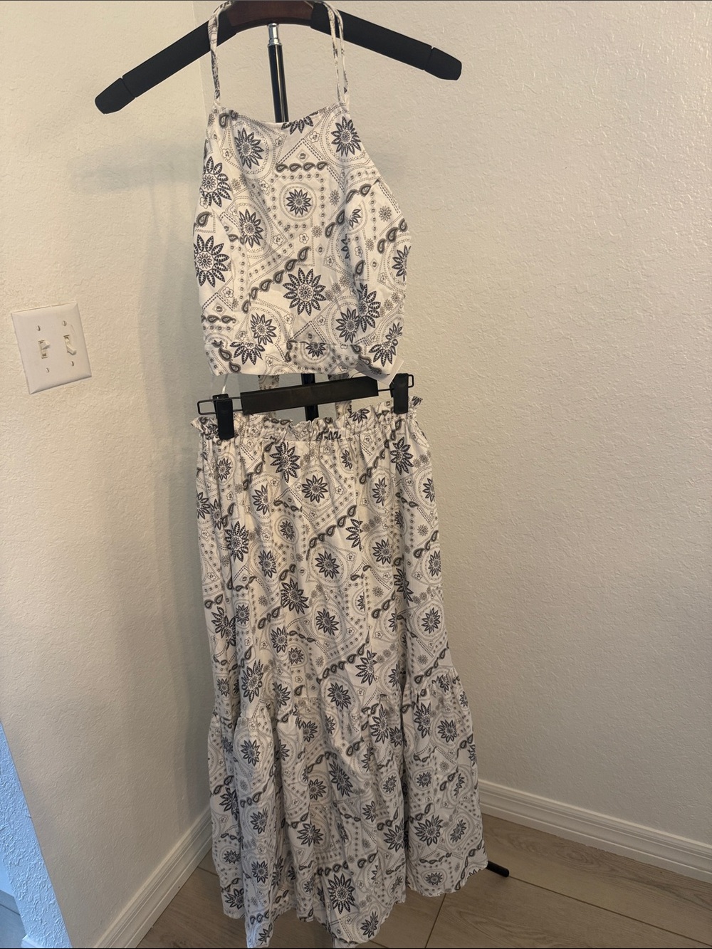 Aakaa White and Black Paisley Backless Two-Piece set (backless tank and skirt)